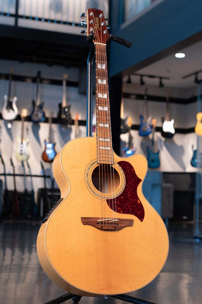 USED TAKAMINE  EG523SC W/CASE