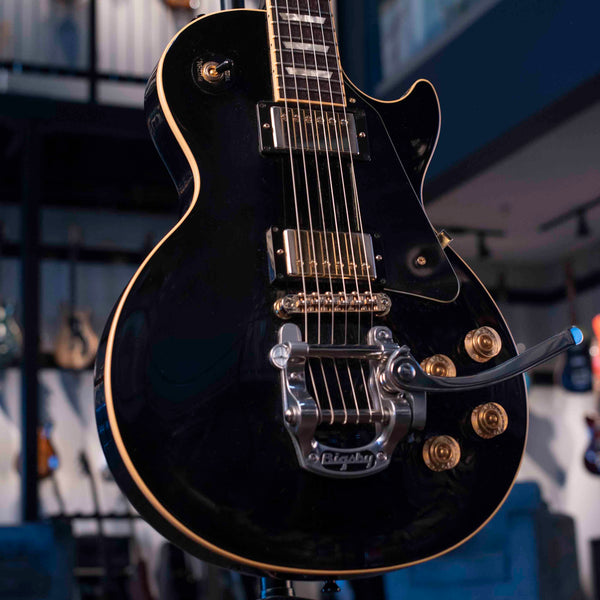 USED GIBSON LES PAUL STANDARD EBONY 2009 WITH BIGSBY, VIBRAMATE AND CASE