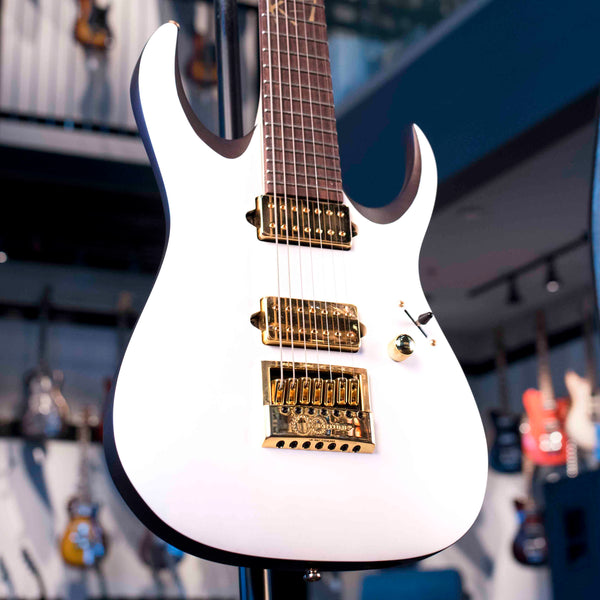 IBANEZ K7YANG HEAD SIGNATURE 7-STRING  - WHITE WITH EVERTUNE AND GIGBAG