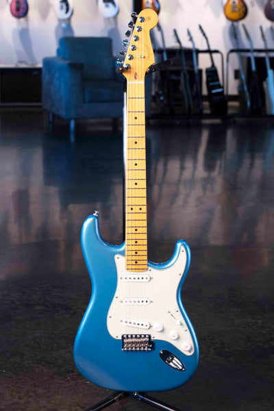 USED FENDER AMERICAN PROFESSIONAL CLASSIC STRATOCASTER - FADED LAKE PLACID BLUE WITH CASE