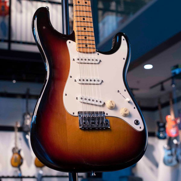 VINTAGE FENDER STANDARD STRATOCASTER 1983 USA - SUNBURST WITH CASE