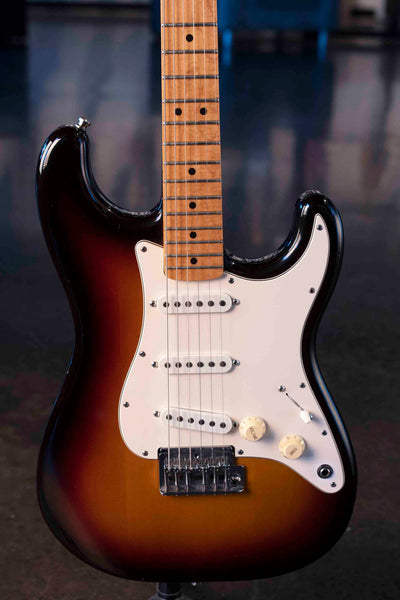 VINTAGE FENDER STANDARD STRATOCASTER 1983 USA - SUNBURST WITH CASE