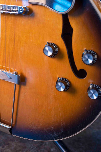 USED GIBSON ES-135 - 1999 SUNBURST WITH CASE