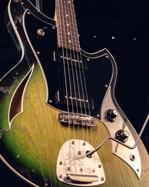 NOVO GUITARS MIRIS J - CAT'S EYE BURST