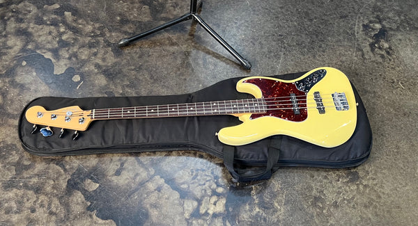 USED FENDER DELUXE ACTIVE JAZZ BASS - VINTAGE WHITE WITH GIGBAG