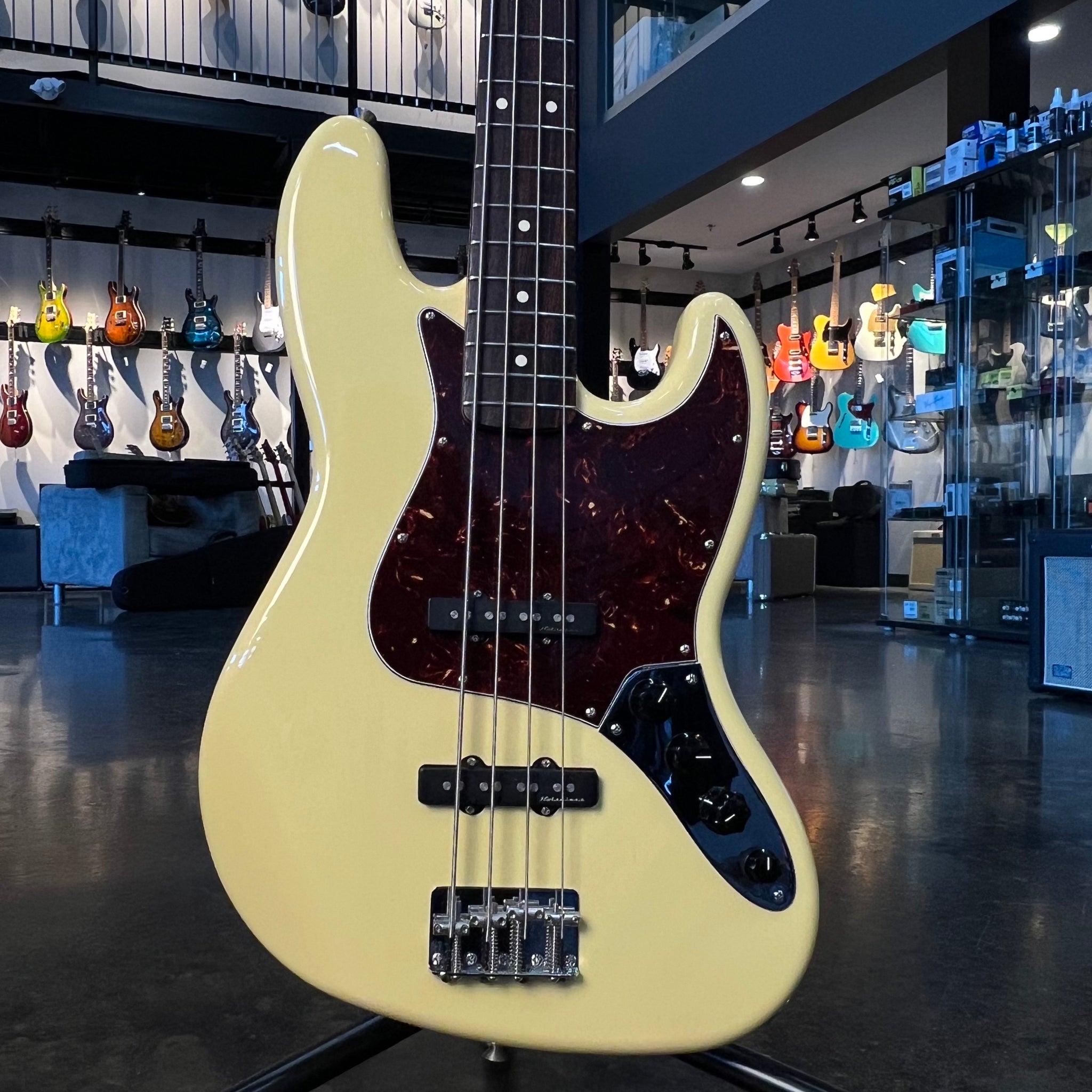 USED FENDER DELUXE ACTIVE JAZZ BASS - VINTAGE WHITE WITH GIGBAG