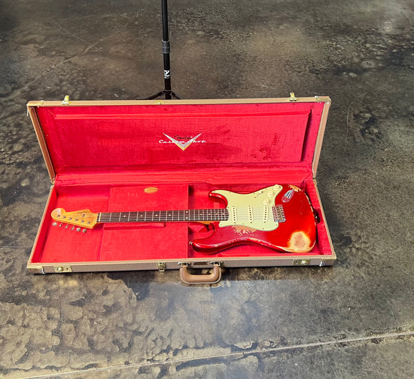 FENDER CUSTOM SHOP NAMM LIMITED 1962 STRATOCASTER HEAVY RELIC -  AGED CANDY APPLE RED