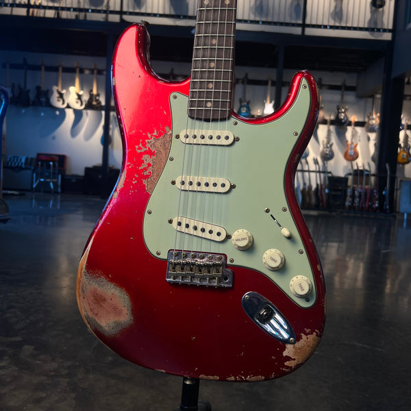 FENDER CUSTOM SHOP NAMM LIMITED 1962 STRATOCASTER HEAVY RELIC -  AGED CANDY APPLE RED