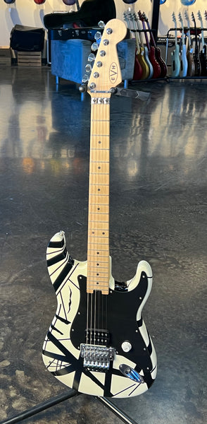 USED EVH STRIPED SERIES WHITE W/PINK FENDER CASE