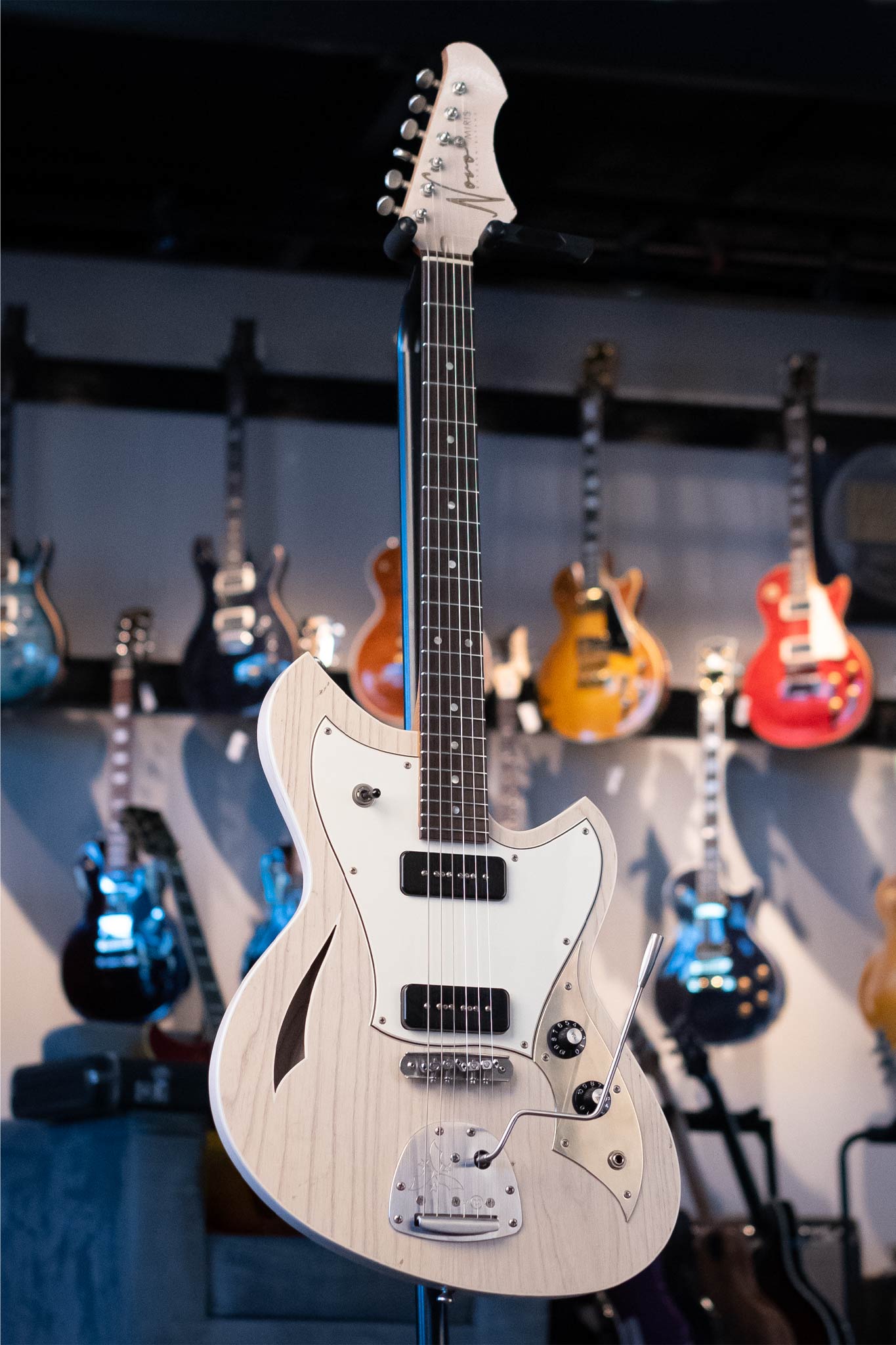 NOVO GUITARS MIRIS J - MARY KAYE WHITE | Stang Guitars