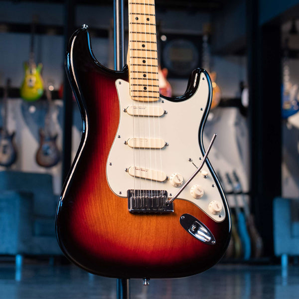 USED FENDER 2011 AMERICAN DELUXE STRATOCASTER  WITH LACE SENSORS - 3TS WITH CASE
