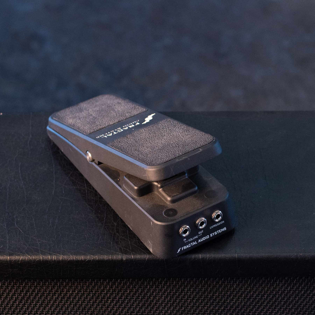 axe fx expression pedal USED FRACTAL AUDIO AXE FX III WITH FC12 CONTROLLER, VOLUME/EXP PEDAL AND GATOR RACK