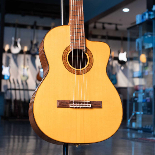 USED TAKAMINE GC5CE-NATURAL W/CASE