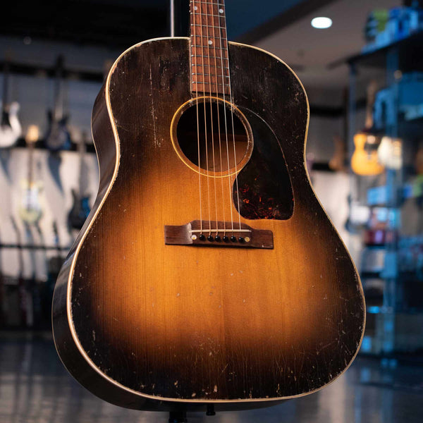 VINTAGE GIBSON J-45 1952 WITH CASE