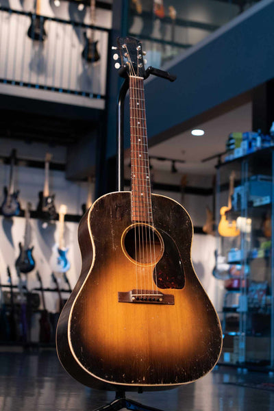 VINTAGE GIBSON J-45 1952 WITH CASE