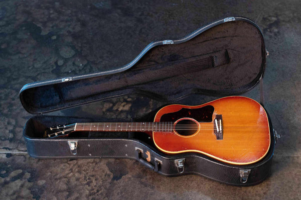 VINTAGE GIBSON J-45 1961 W/NON ORIGINAL CASE