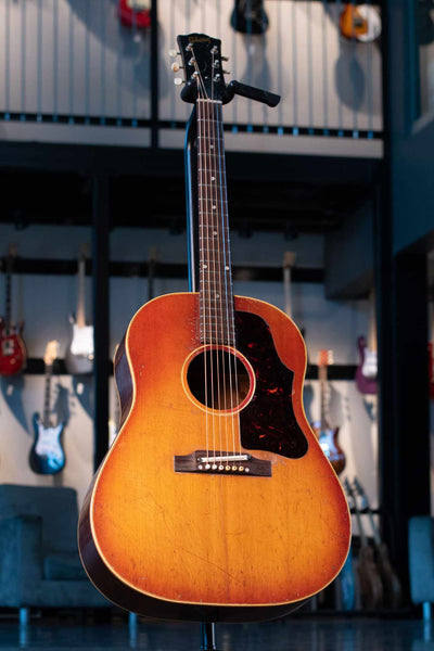 VINTAGE GIBSON J-45 1961 W/NON ORIGINAL CASE